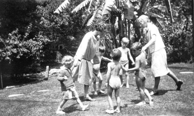 Pauline Schindler, Leah Lovell and children in Leah's "School in the Garden," Argyle Avenue, Hollywood, California, circa 1925 | Courtesy of Atelier Éditions