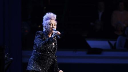 Cyndi Lauper Sings Blue