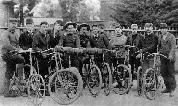 Clubs like the Los Angeles Wheelmen, shown here, joined the good roads movement in lobbying for cycle paths. Courtesy of the Photo Collection - Los Angeles Public Library.