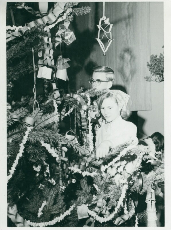 Harvey Mudd College students celebrate Christmas, circa 1966. Courtesy of the Claremont Colleges Photo Archive, Honnold/Mudd Library.