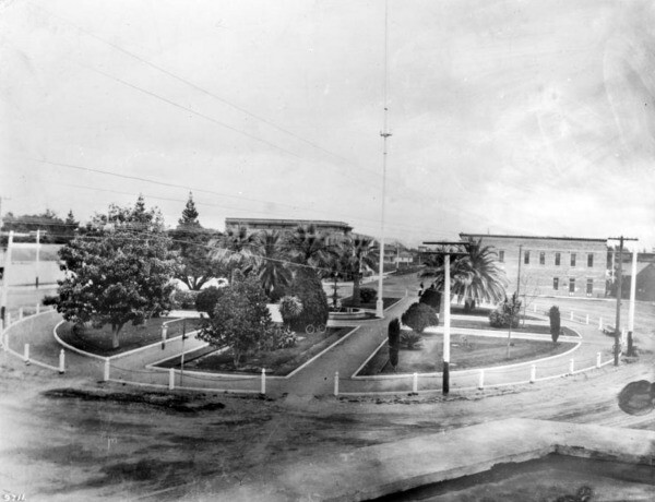 The Orange Plaza, circa 1905. Courtesy of the USC Libraries - California Historical Society Collection.