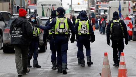 News Wrap: Ottawa police move to end siege by truckers